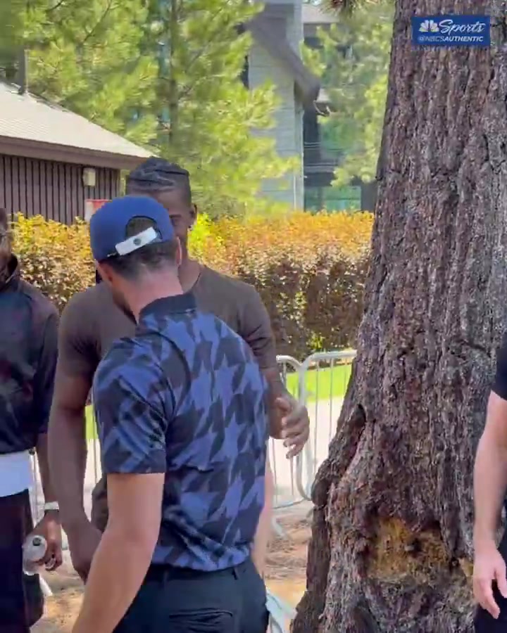 给队友加油来了!巴特勒现身塔霍湖高尔夫名人赛为库里助威