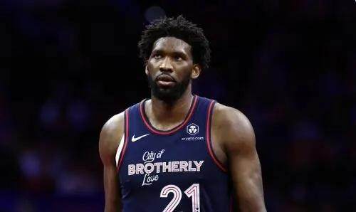 500彩票中国官网-复出首战轻松轰下40+10 恩比德唯一对手就是健康