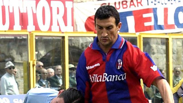 意大利超市袭击案：飞腿制服歹徒，前意甲后卫立功